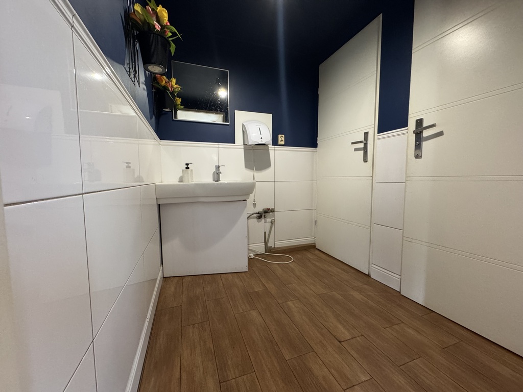 Lokal Na Parterze | Ruchliwa Ulica | Nowe Miasto
