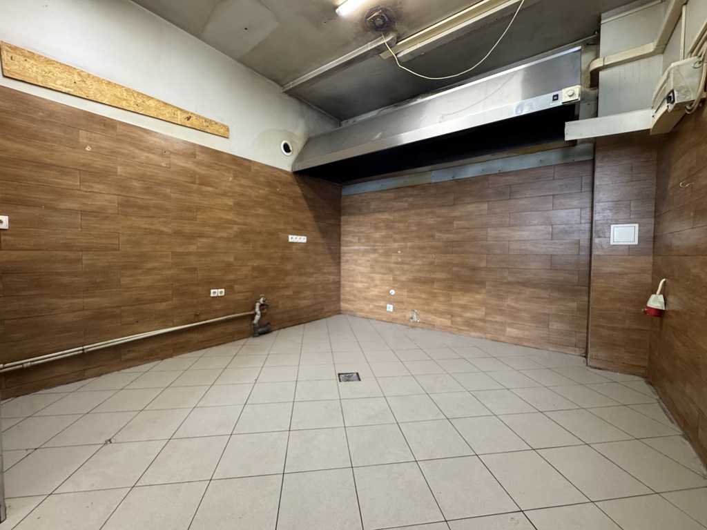 Lokal Na Parterze | Ruchliwa Ulica | Nowe Miasto